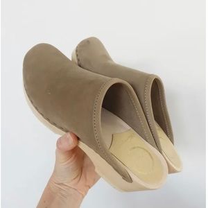 No. 6 Old School clog in mid heel